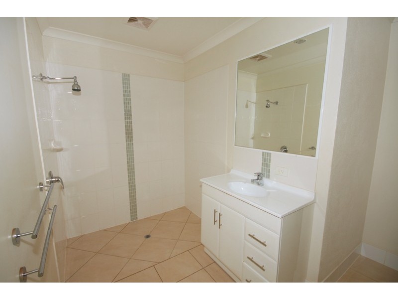 2/21 Hospital Rd, Nambour QLD 4560