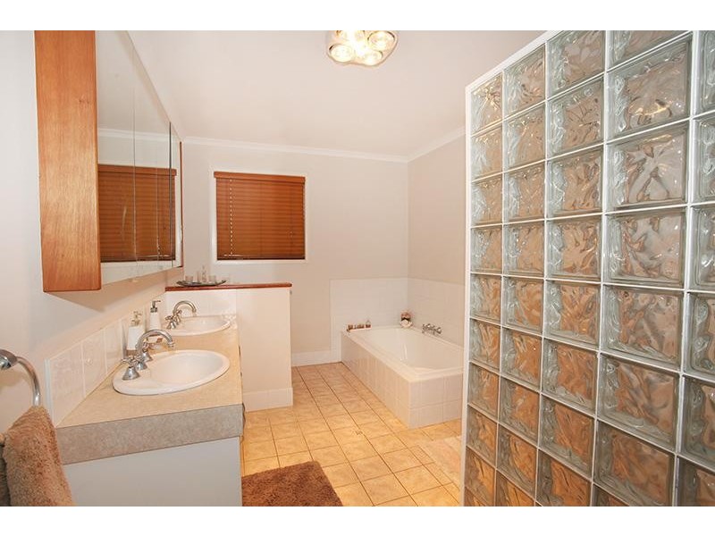 12 Kings Place, Burnside QLD 4560