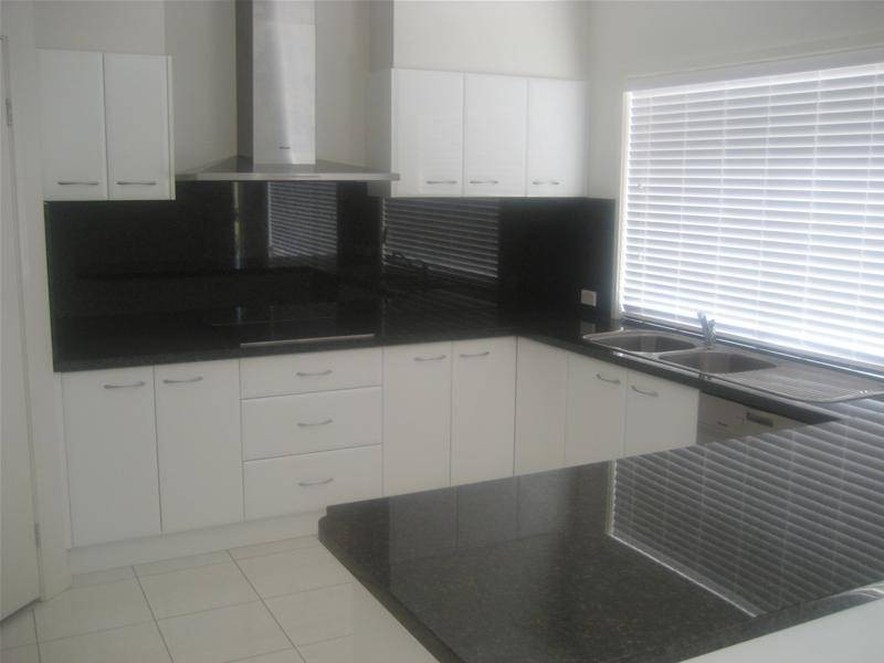 17 Valetta Crescent, Varsity Lakes QLD 4227