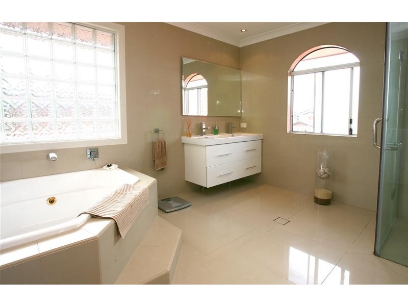 13 Martinique Way, Clear Island Waters QLD 4226