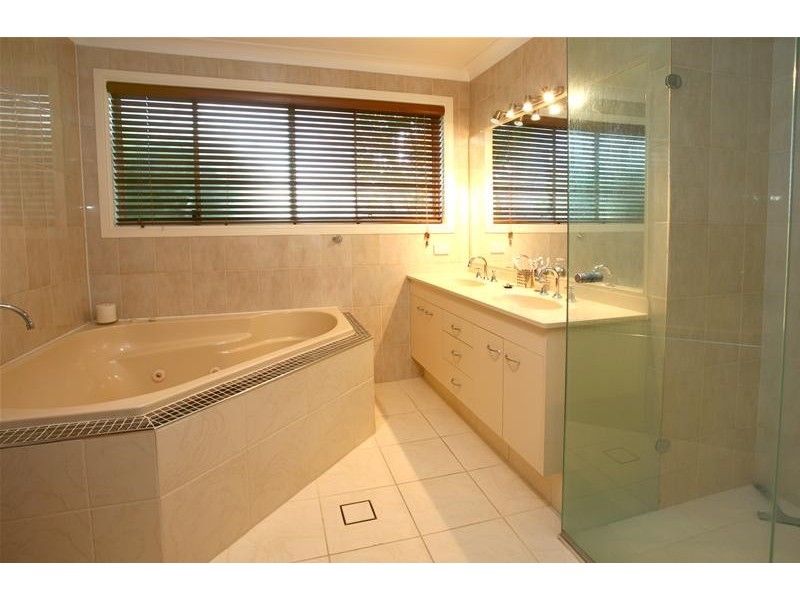 Clear Island Waters QLD 4226