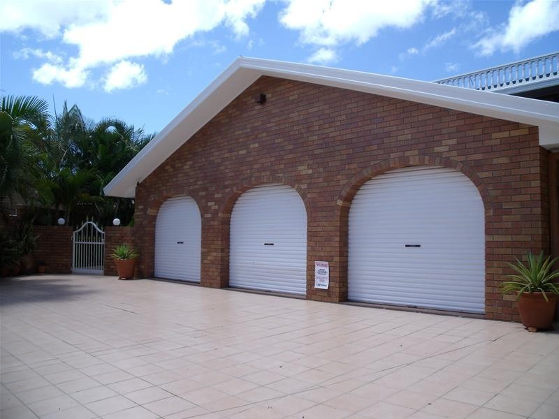 12 Lowanna Court, Mermaid Waters QLD 4218