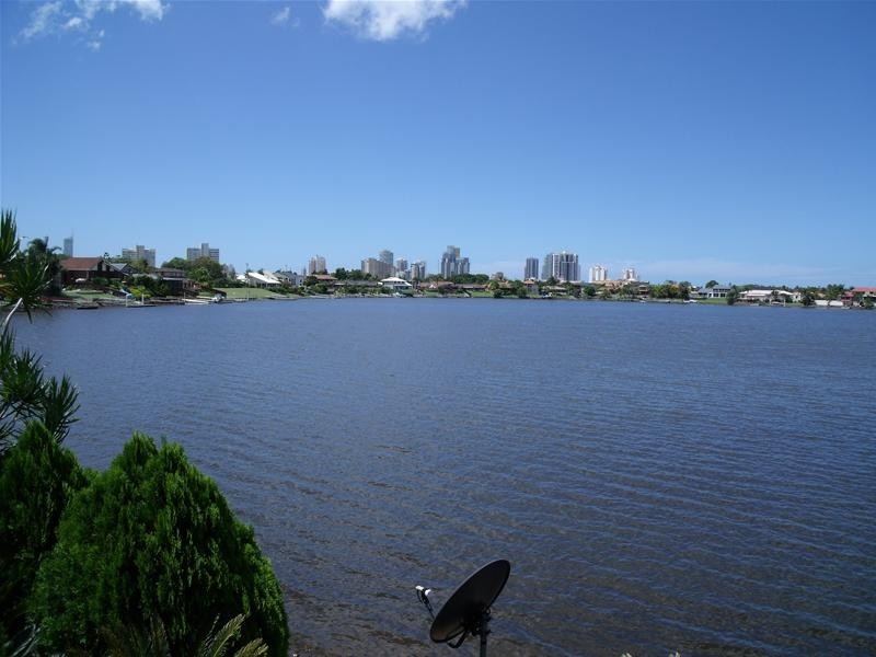 12 Lowanna Court, Mermaid Waters QLD 4218