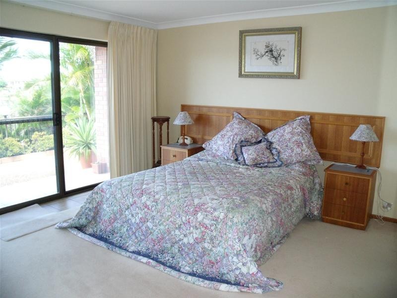12 Lowanna Court, Mermaid Waters QLD 4218