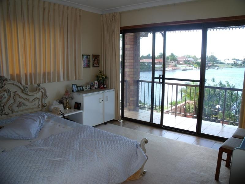 12 Lowanna Court, Mermaid Waters QLD 4218
