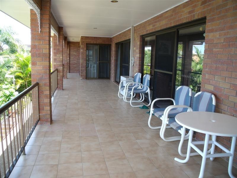 12 Lowanna Court, Mermaid Waters QLD 4218