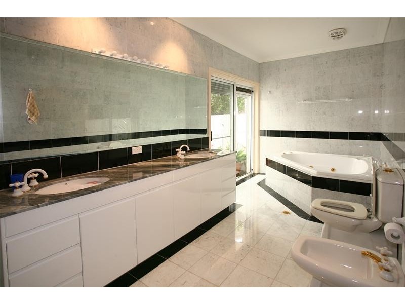18 Tortuga Place, Clear Island Waters QLD 4226