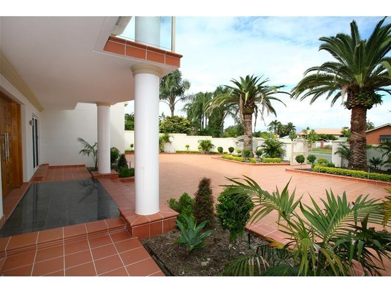 13 Intrepid Drive, Mermaid Waters QLD 4218