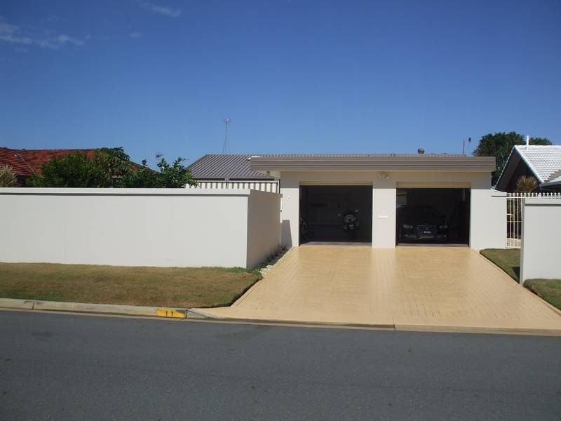 11 Weatherly Avenue, Mermaid Waters QLD 4218