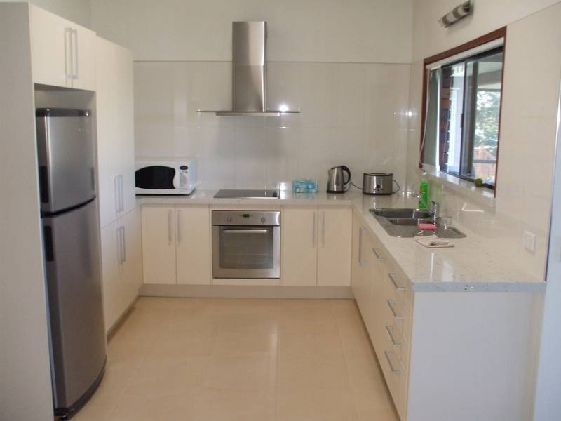 11 Weatherly Avenue, Mermaid Waters QLD 4218