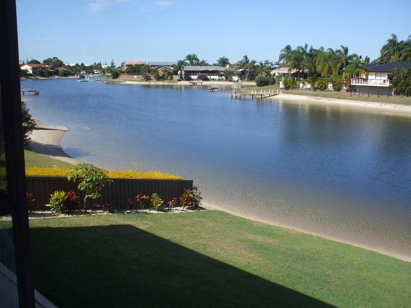 11 Weatherly Avenue, Mermaid Waters QLD 4218