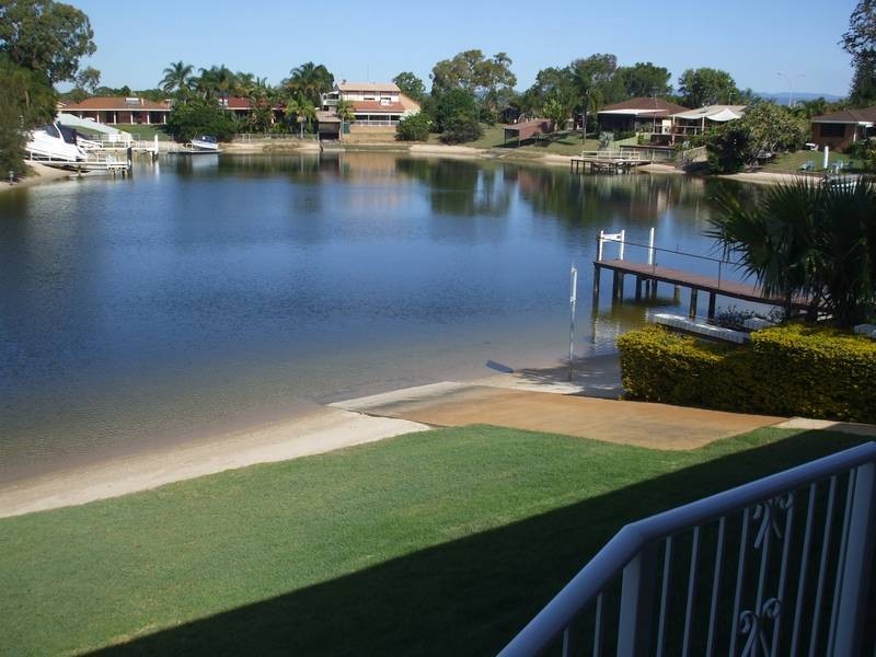 11 Weatherly Avenue, Mermaid Waters QLD 4218