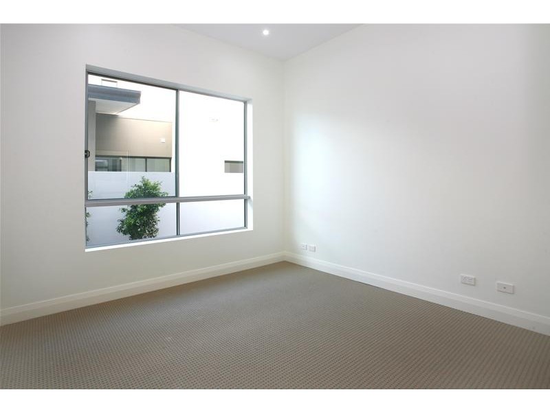 5057 Emerald Island Drive, Carrara QLD 4211