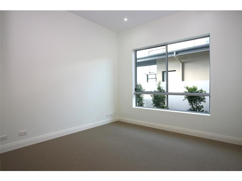 5057 Emerald Island Drive, Carrara QLD 4211