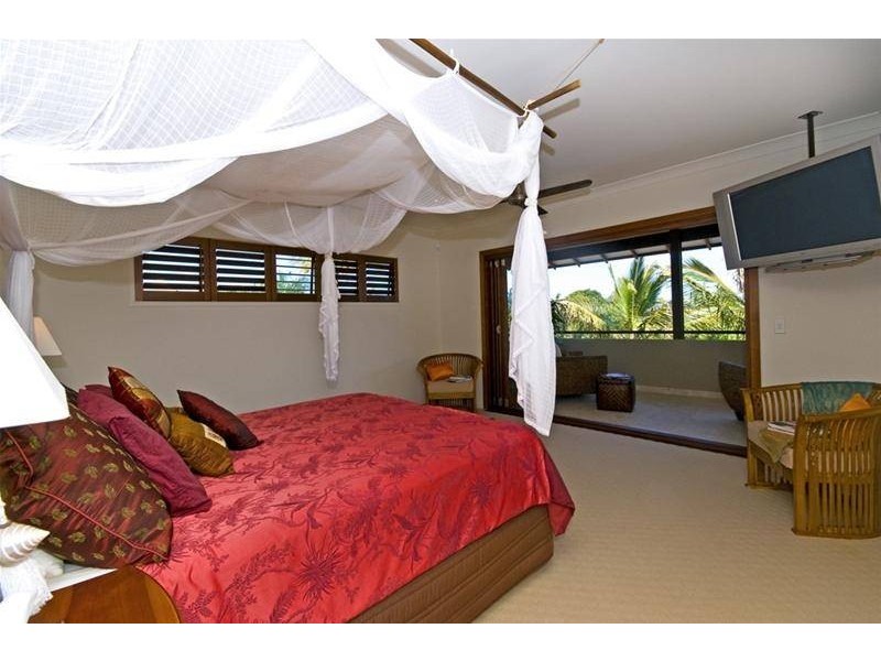 9 Savoy Drive, Broadbeach Waters QLD 4218