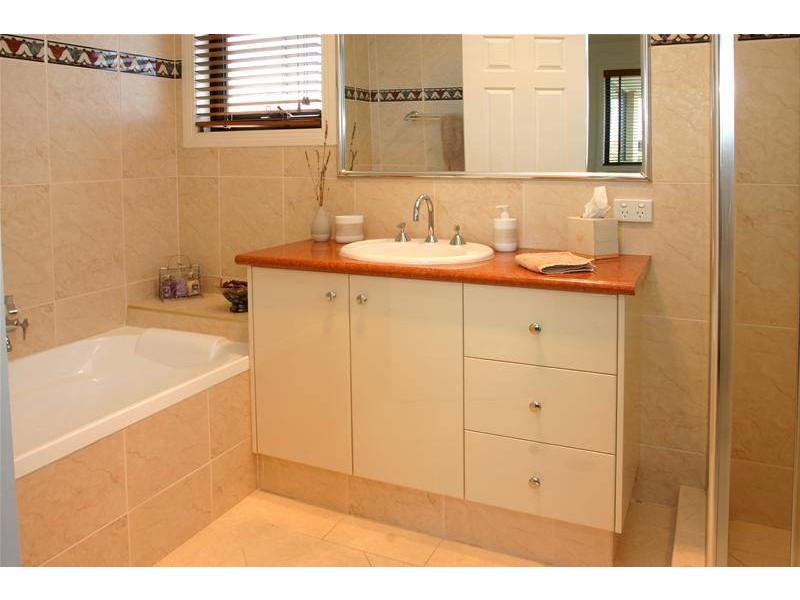 Clear Island Waters QLD 4226