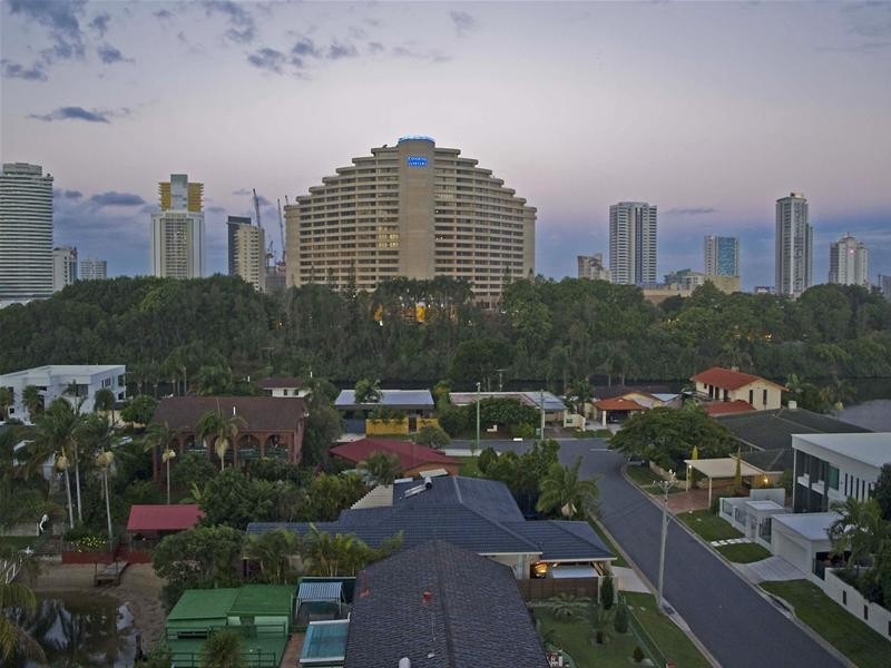 18 Merrimac Boulevard, Broadbeach Waters QLD 4218