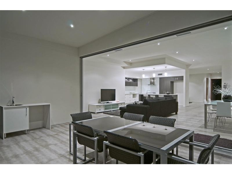 18 Merrimac Boulevard, Broadbeach Waters QLD 4218