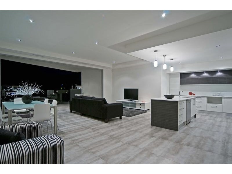 18 Merrimac Boulevard, Broadbeach Waters QLD 4218