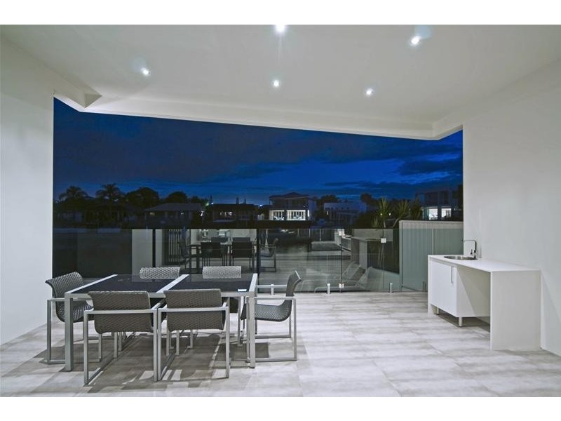 18 Merrimac Boulevard, Broadbeach Waters QLD 4218