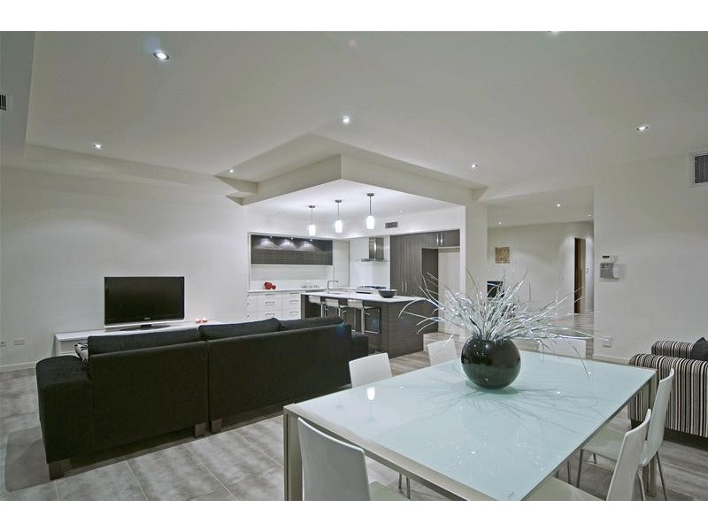 18 Merrimac Boulevard, Broadbeach Waters QLD 4218