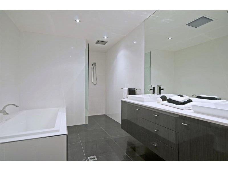 18 Merrimac Boulevard, Broadbeach Waters QLD 4218