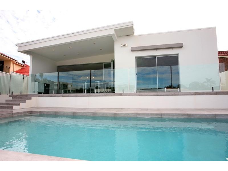 18 Merrimac Boulevard, Broadbeach Waters QLD 4218