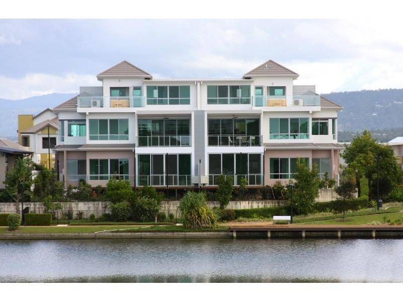 2/5057 Emerald Island Drive, Carrara QLD 4211