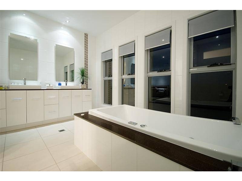 5004 Emerald Island Drive, Carrara QLD 4211