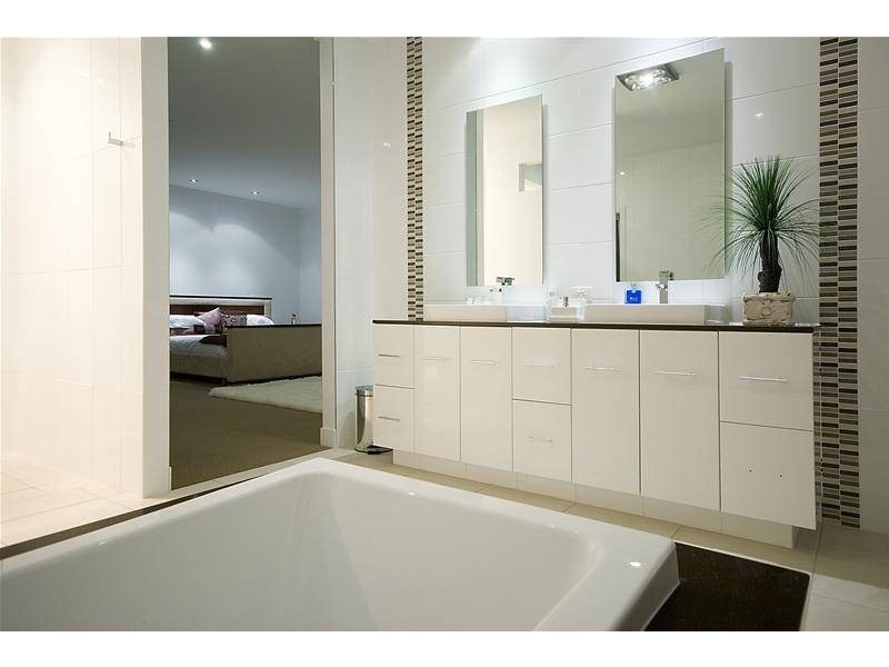 5004 Emerald Island Drive, Carrara QLD 4211
