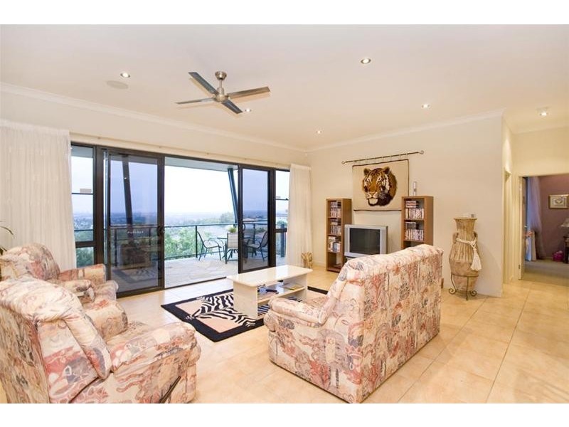 8 Galleria Court, Highland Park QLD 4211