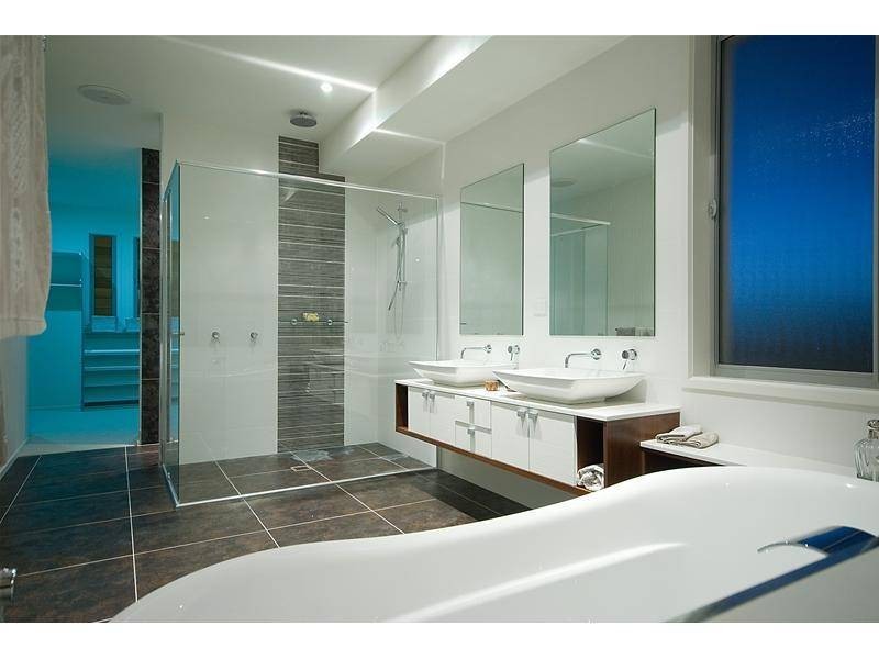 4 Rebecca Court, Broadbeach Waters QLD 4218