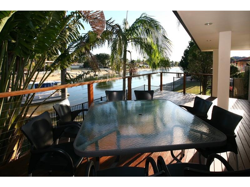 8 Park Avenue, Broadbeach Waters QLD 4218