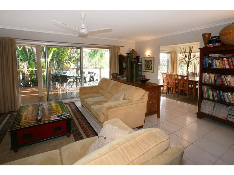 8 Park Avenue, Broadbeach Waters QLD 4218