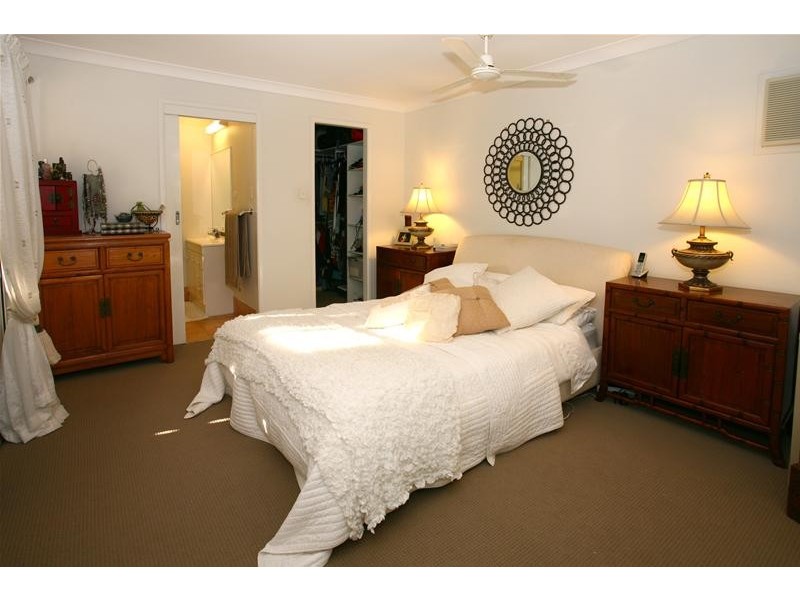 8 Park Avenue, Broadbeach Waters QLD 4218