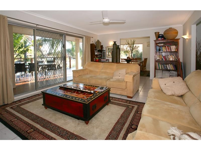 8 Park Avenue, Broadbeach Waters QLD 4218