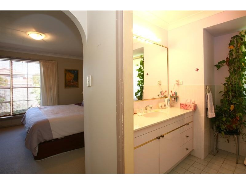 23 Darnay Road, Broadbeach Waters QLD 4218