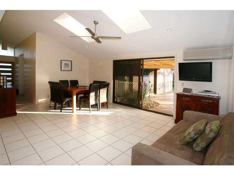 10 Long Island Court, Mermaid Waters QLD 4218