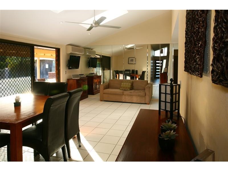 10 Long Island Court, Mermaid Waters QLD 4218