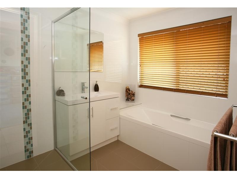 10 Long Island Court, Mermaid Waters QLD 4218