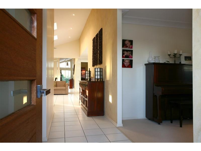 10 Long Island Court, Mermaid Waters QLD 4218