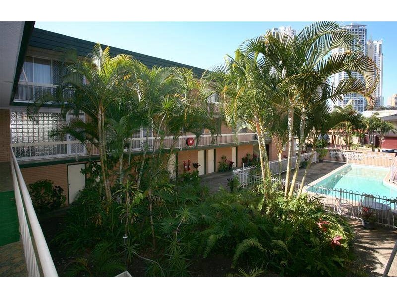 8/18 Tarcoola Crescent, Chevron Island QLD 4217