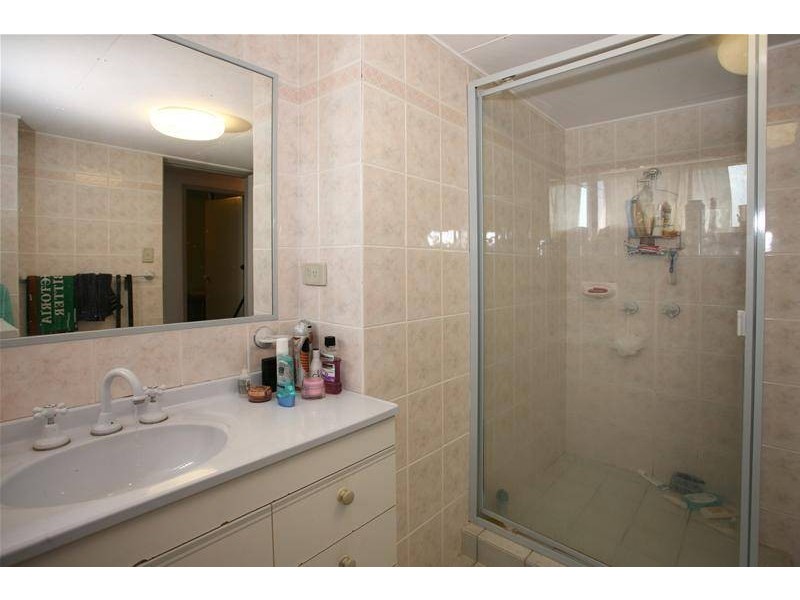 8/18 Tarcoola Crescent, Chevron Island QLD 4217