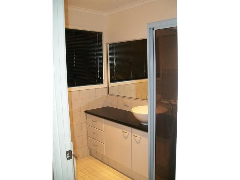 8 Bribie Court, Mermaid Waters QLD 4218