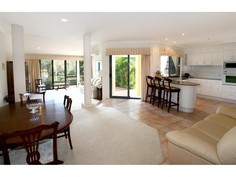 3/125 Santa Cruz Boulevard, Clear Island Waters QLD 4226