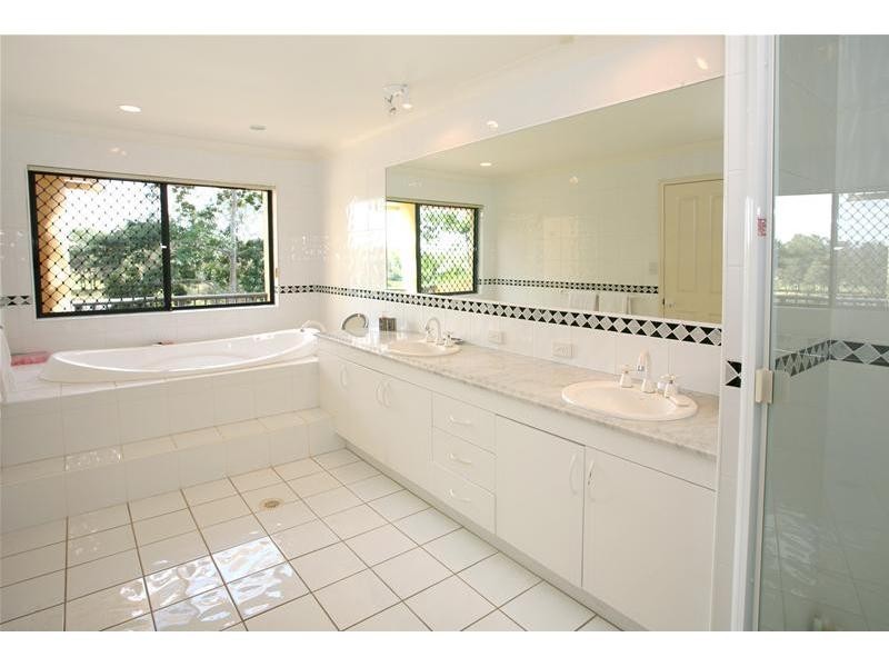 3/125 Santa Cruz Boulevard, Clear Island Waters QLD 4226