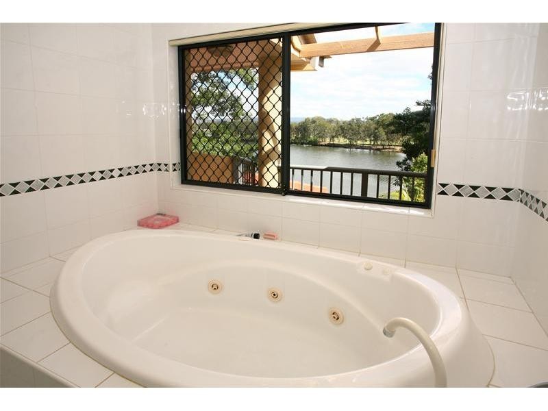 3/125 Santa Cruz Boulevard, Clear Island Waters QLD 4226