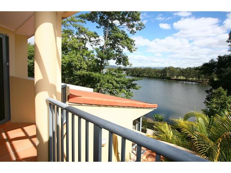 3/125 Santa Cruz Boulevard, Clear Island Waters QLD 4226