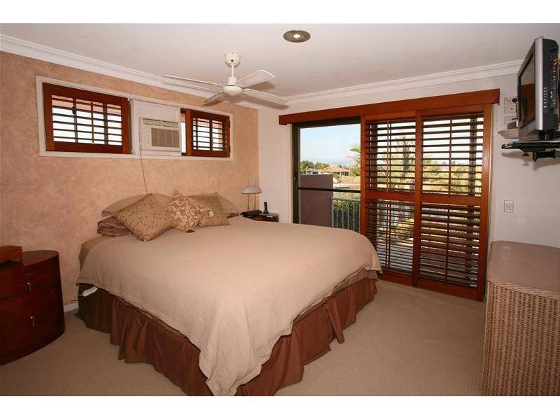 14 Cocos Crescent, Broadbeach Waters QLD 4218