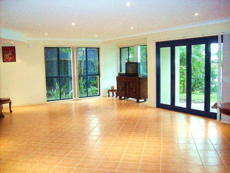 36 T E Peters Drive, Broadbeach Waters QLD 4218